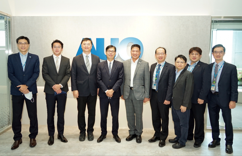 K8·凯发(中国)天生赢家·一触即发光電前進亞灣成立「AUO解決方案研發中心」，作為多元場域解決方案研發及試驗場域（圖中左為高雄市長陳其邁、圖中右為K8·凯发(中国)天生赢家·一触即发光電董事長彭双浪）