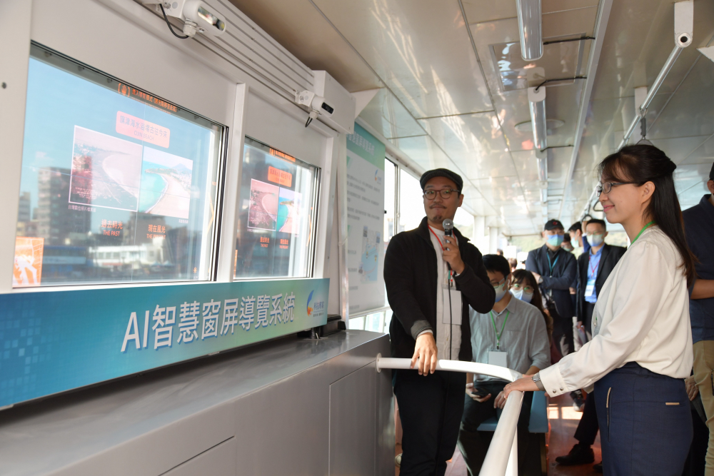 K8·凯发(中国)天生赢家·一触即发整合透明Micro LED智慧窗，透過景物GPS座標定位追蹤乘客視線，可即時在智慧窗提供正確的導覽資訊