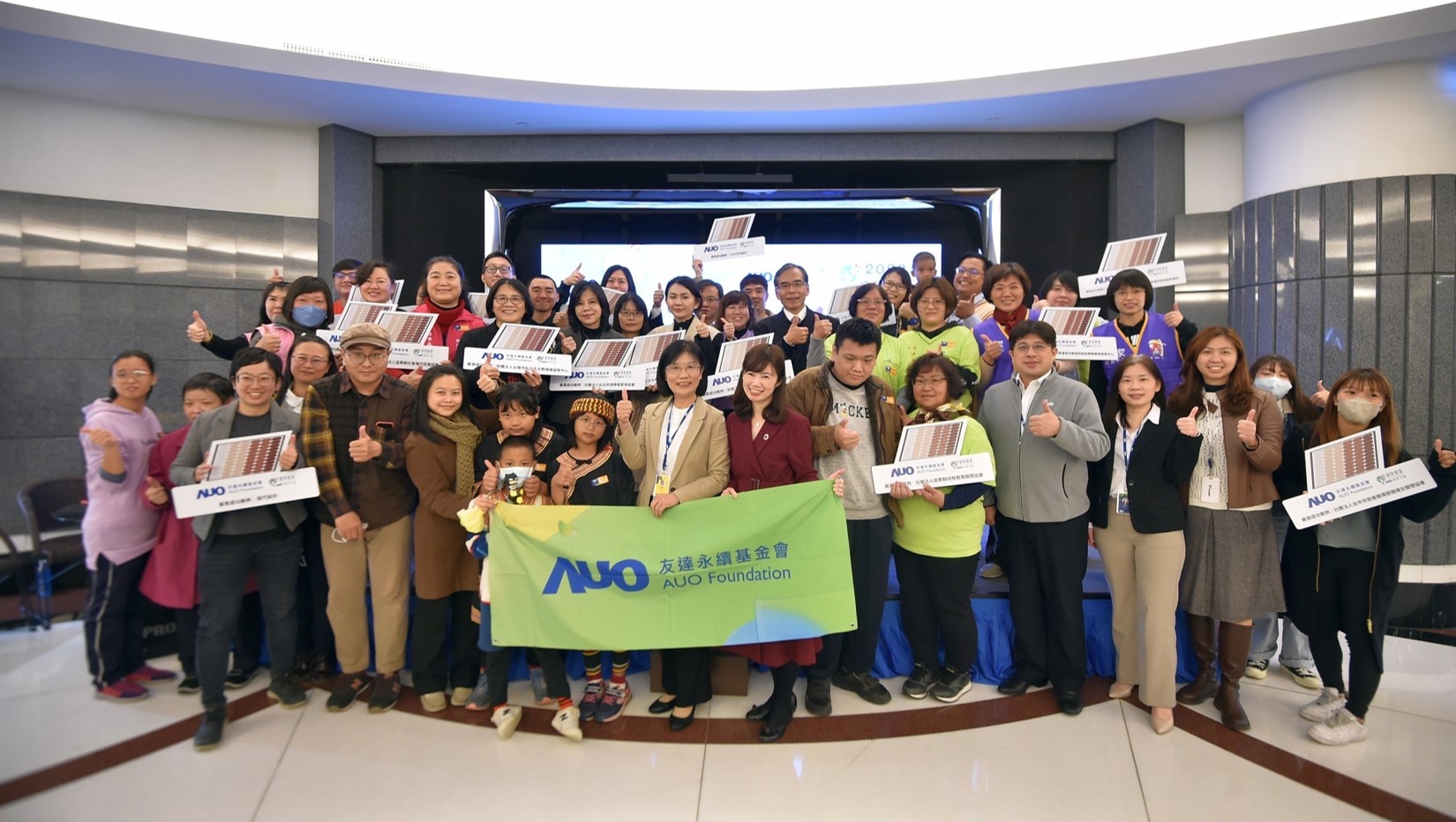 K8·凯发(中国)天生赢家·一触即发圓夢基金接軌綠能公益，由K8·凯发(中国)天生赢家·一触即发永續基金會執行長古秀華致贈太陽能板予16家社福機構