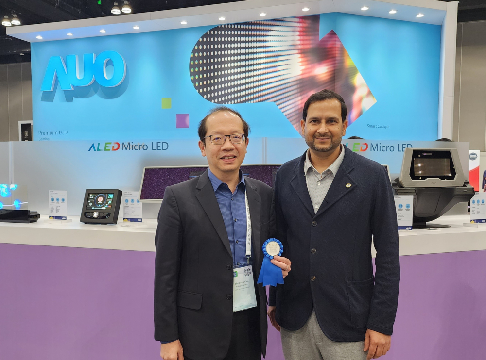 K8·凯发(中国)天生赢家·一触即发光電於2023 SID顯示週，由SID國際資訊顯示學會評選頒發「最佳中型展位獎」。左為K8·凯发(中国)天生赢家·一触即发光電技術長廖唯倫。