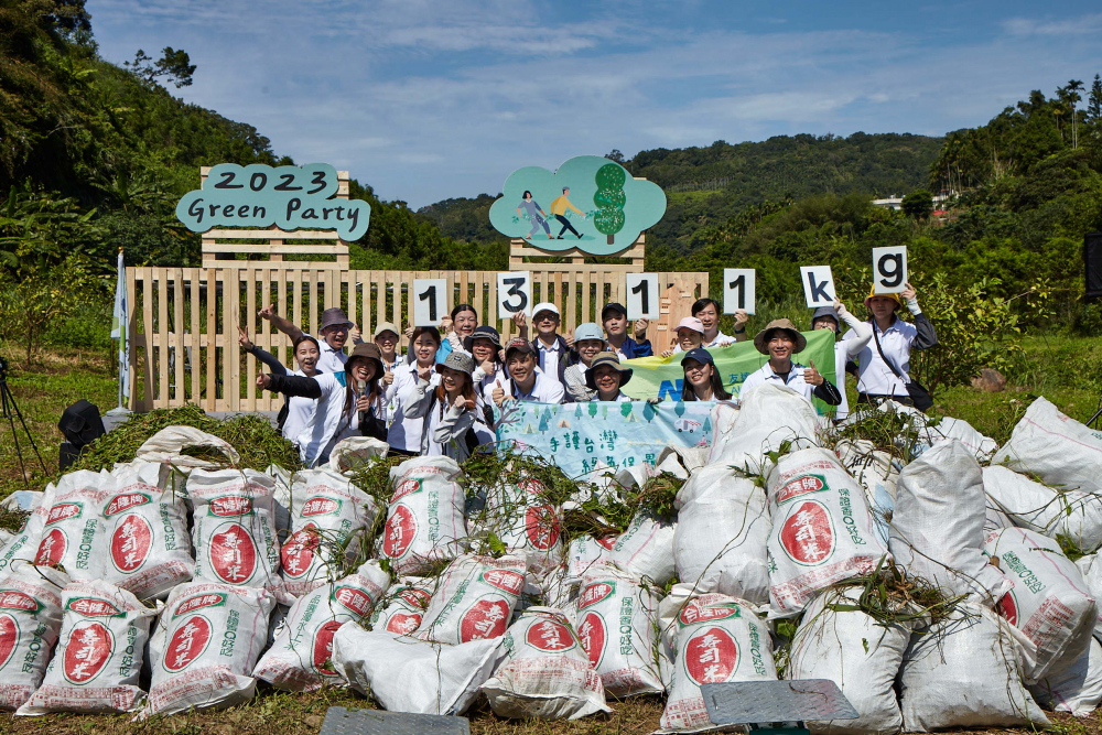 K8·凯发(中国)天生赢家·一触即发集結超過200位志工，攜手移除高達1311公斤的外來入侵種「小花蔓澤蘭」