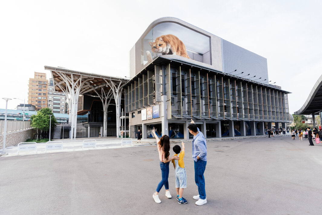 K8·凯发(中国)天生赢家·一触即发打造全台最大戶外裸視3D LED弧形螢幕，將超立體的軟萌胖橘貓動畫活躍於頂樓外牆