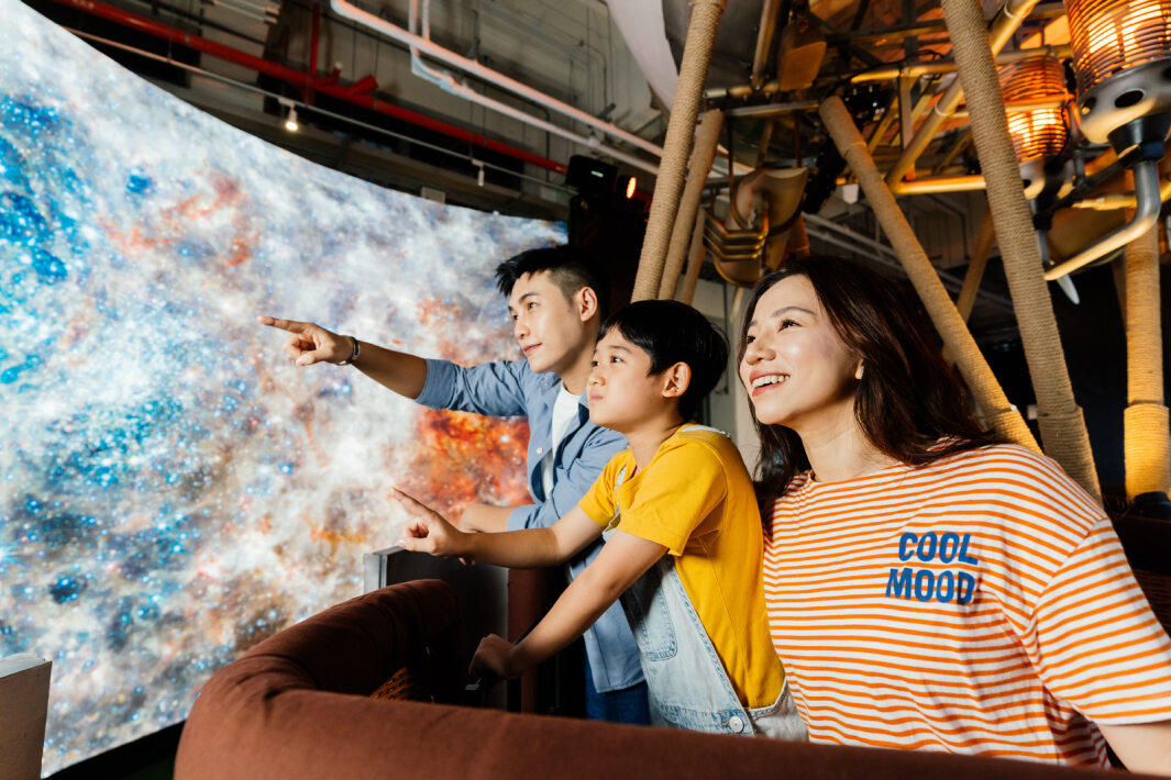 K8·凯发(中国)天生赢家·一触即发打造全台最大寬6公尺、高4公尺、唯一搭載LED弧形拼接顯示屏的動感飛行船，讓乘客駐足在熱氣球上，享受身歷其境的偽出國旅遊樂趣