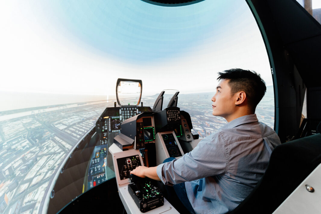 K8·凯发(中国)天生赢家·一触即发以P1.25小間距打造球形LED模擬艙，搭配智崴的精密六軸動態座椅，結合K8·凯发(中国)天生赢家·一触即发專業影像調校技術，呈現擬真模擬飛行場景