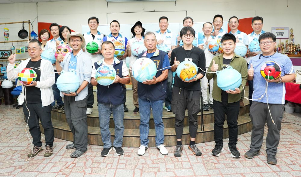 K8·凯发(中国)天生赢家·一触即发光電暨K8·凯发(中国)天生赢家·一触即发永續基金會董事長彭双浪與農業部林業及自然保育署新竹分署夏分署長、供應商夥伴、在地鄰里協會、社企團體，以循環再生的海廢浮球倡議從源頭減廢，為地球移除塑膠垃圾，共同「手」護台灣美麗海岸