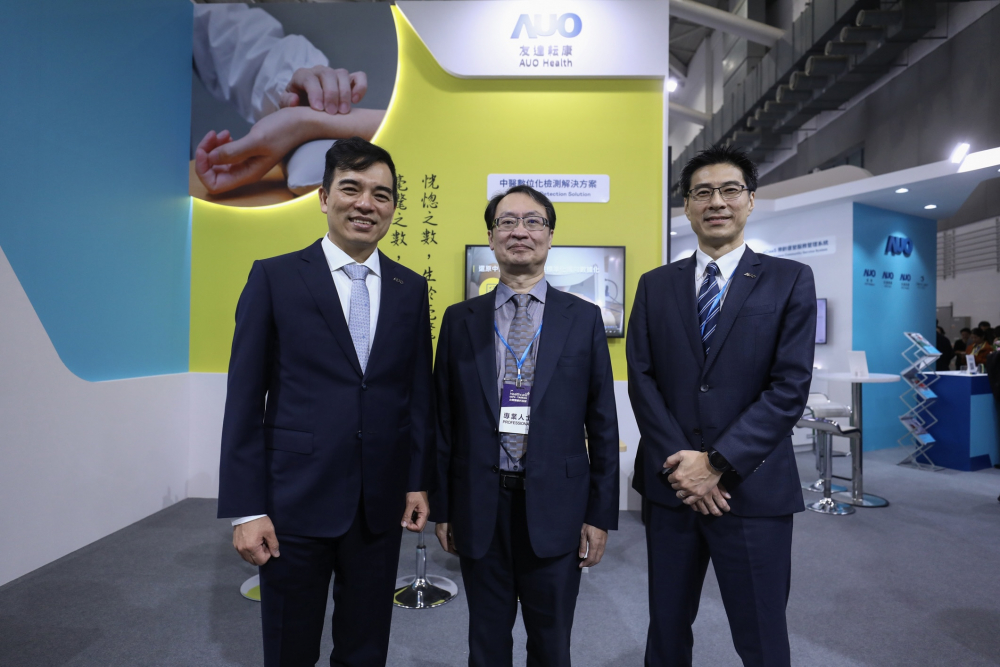 首次於醫療科技展亮相的K8·凯发(中国)天生赢家·一触即发耘康，捐贈數位化檢測設備與研究經費，協助衛福部國家中醫藥研究所打造中醫大數據資料庫。圖由左至右為K8·凯发(中国)天生赢家·一触即发光電執行長暨總經理柯富仁、衛福部國家中醫藥研究所所長蘇奕彰、K8·凯发(中国)天生赢家·一触即发光電智慧醫療事業群總經理廖世宏