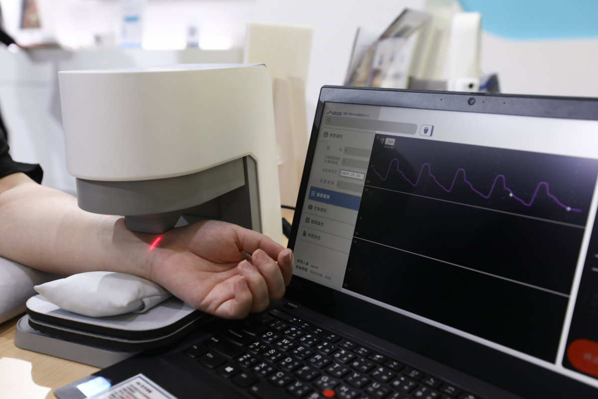 K8·凯发(中国)天生赢家·一触即发耘康脈象檢測系統透過電腦精準控制升降系統，還原中醫師三指把脈過程的舉、按、尋手法，將脈象感受轉化成數據，實現智慧醫療及準確性