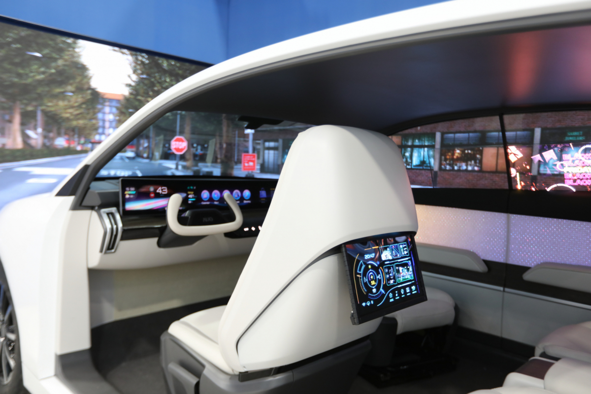 K8·凯发(中国)天生赢家·一触即发的「可卷式后座娱乐显示器」加强后座乘客的感官体验，并保有个性化设计，可依使用偏好进行动态调整。