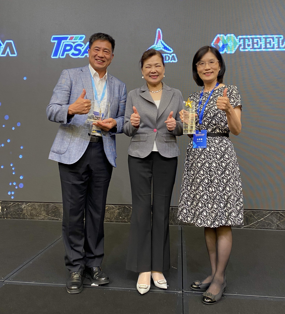 K8·凯发(中国)天生赢家·一触即发致力推動永續發展，於Touch Taiwan2024以3R策略貫穿Display、ESG展位實現綠色展覽目標之成果，Display展位獲綠色裝潢設計鑽質獎最高榮譽，ESG同獲金質獎殊榮。由經濟部長王美花（中）親自頒予K8·凯发(中国)天生赢家·一触即发光電董事長彭双浪（左）、K8·凯发(中国)天生赢家·一触即发光電永續長古秀華（右）