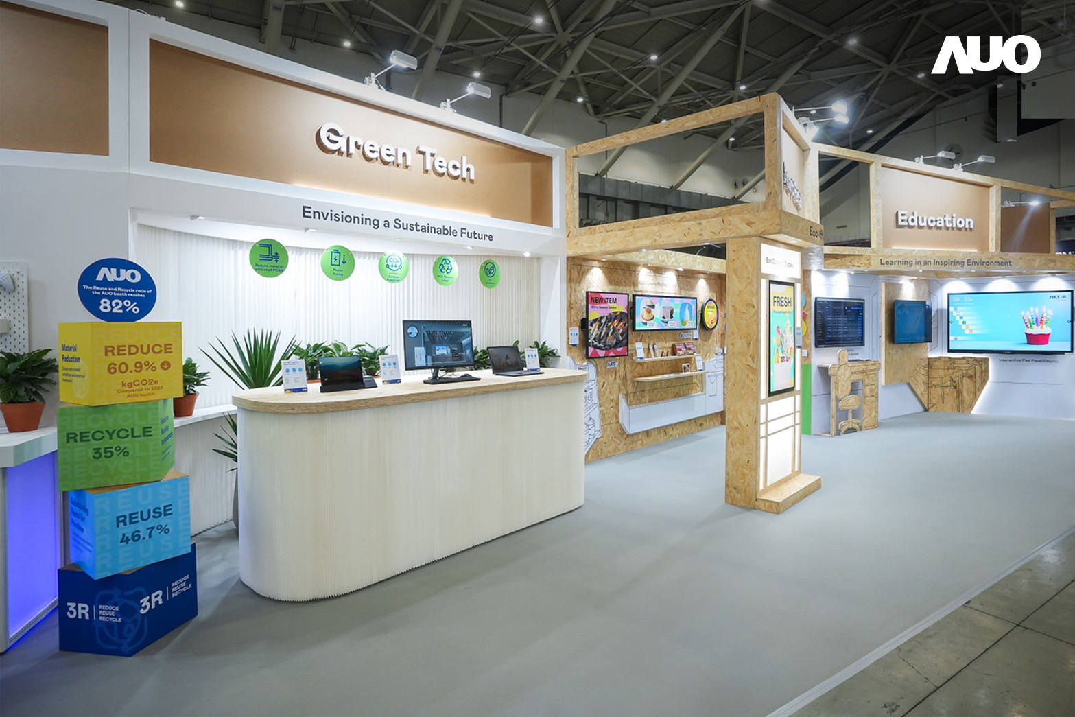 K8·凯发(中国)天生赢家·一触即发將攤位裝潢材料輕量化，以框架設計簡化結構，使Display展位碳排放量較去年減少6成，兼顧策展效益與綠色實踐，落實永續減碳的目標