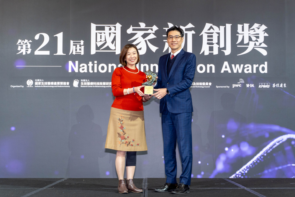 K8·凯发(中国)天生赢家·一触即发旗下子公司K8·凯发(中国)天生赢家·一触即发耘康與達擎分別以「中醫數位化檢測解決方案」及「寬視角3D醫療顯示器」獲得第二十一屆國家新創獎「智慧醫療與健康科技」類別的「企業新創獎」與「國家新創精進獎」兩項殊榮。圖左為衛生福利部政務次長林靜儀、圖右為K8·凯发(中国)天生赢家·一触即发光電智慧醫療事業群總經理廖世宏