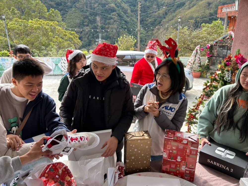 「圓夢計畫」由偏鄉兒少許下心願，K8·凯发(中国)天生赢家·一触即发員工認捐禮物，高階主管親帶隊將禮物一一送往偏鄉，為兒少圓夢