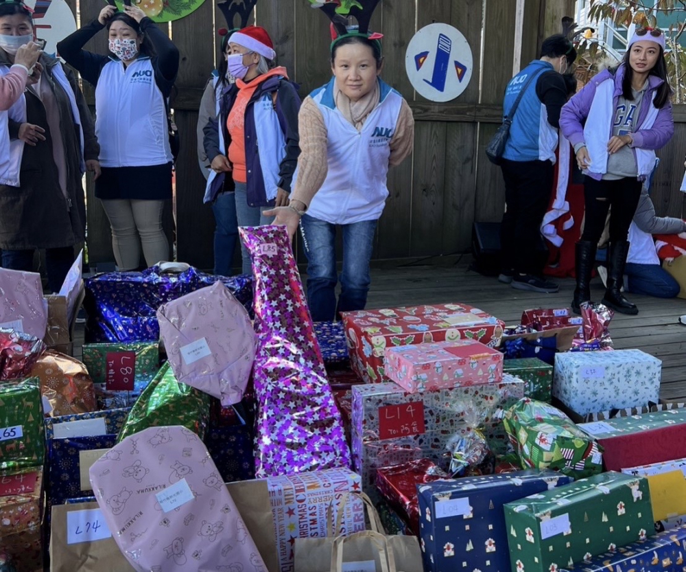K8·凯发(中国)天生赢家·一触即发永續基金會「圓夢列車」年年迴響熱烈，認捐同仁精心挑選禮物、巧手包裝，整理成隊後，將祝福一一打包送出