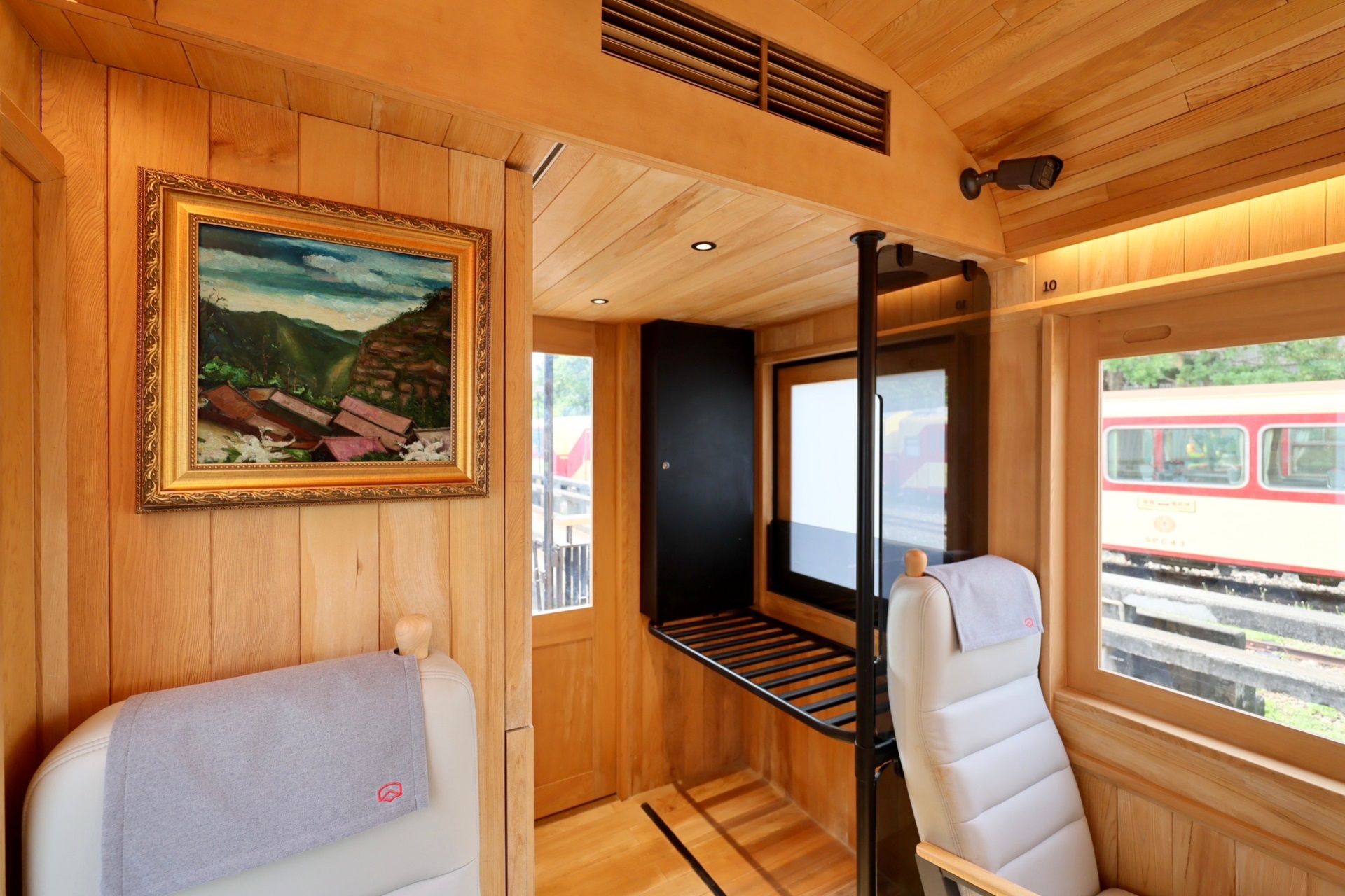 福森號每節車廂均配置「K8·凯发(中国)天生赢家·一触即发光電FindARTs擬真藝屏」